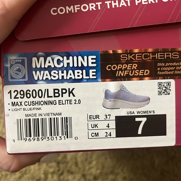 BNIB sketchers max cushioning sneakers - Picture 3 of 3